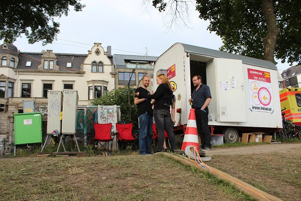 FreifunkerInnen vor unserem Bauwagen