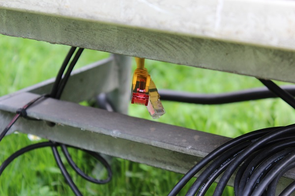 Stromkasten mit Rausgeführten Netzwerkkabeln