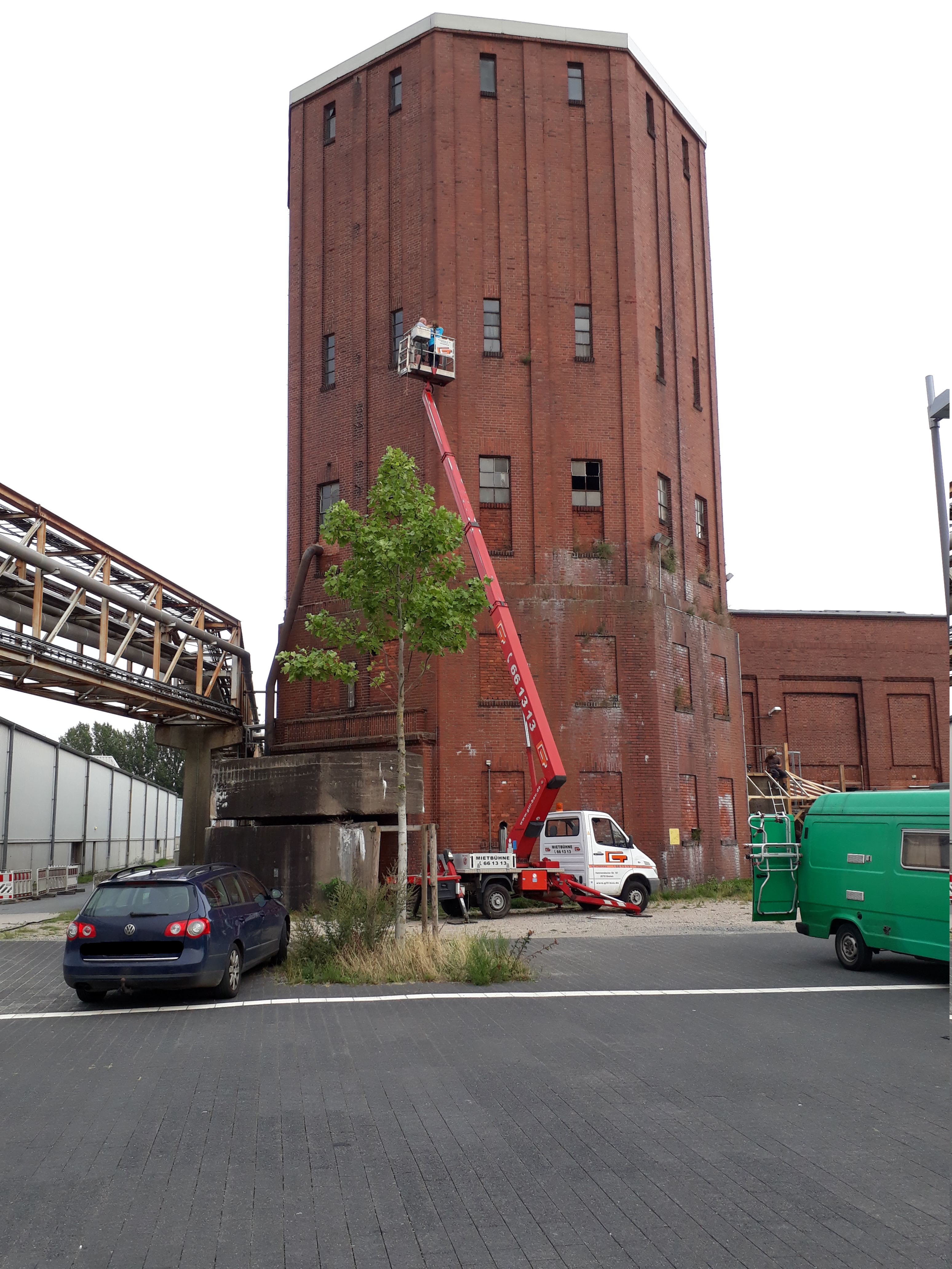 Montage auf Hebebühne mit hohem Gebäude