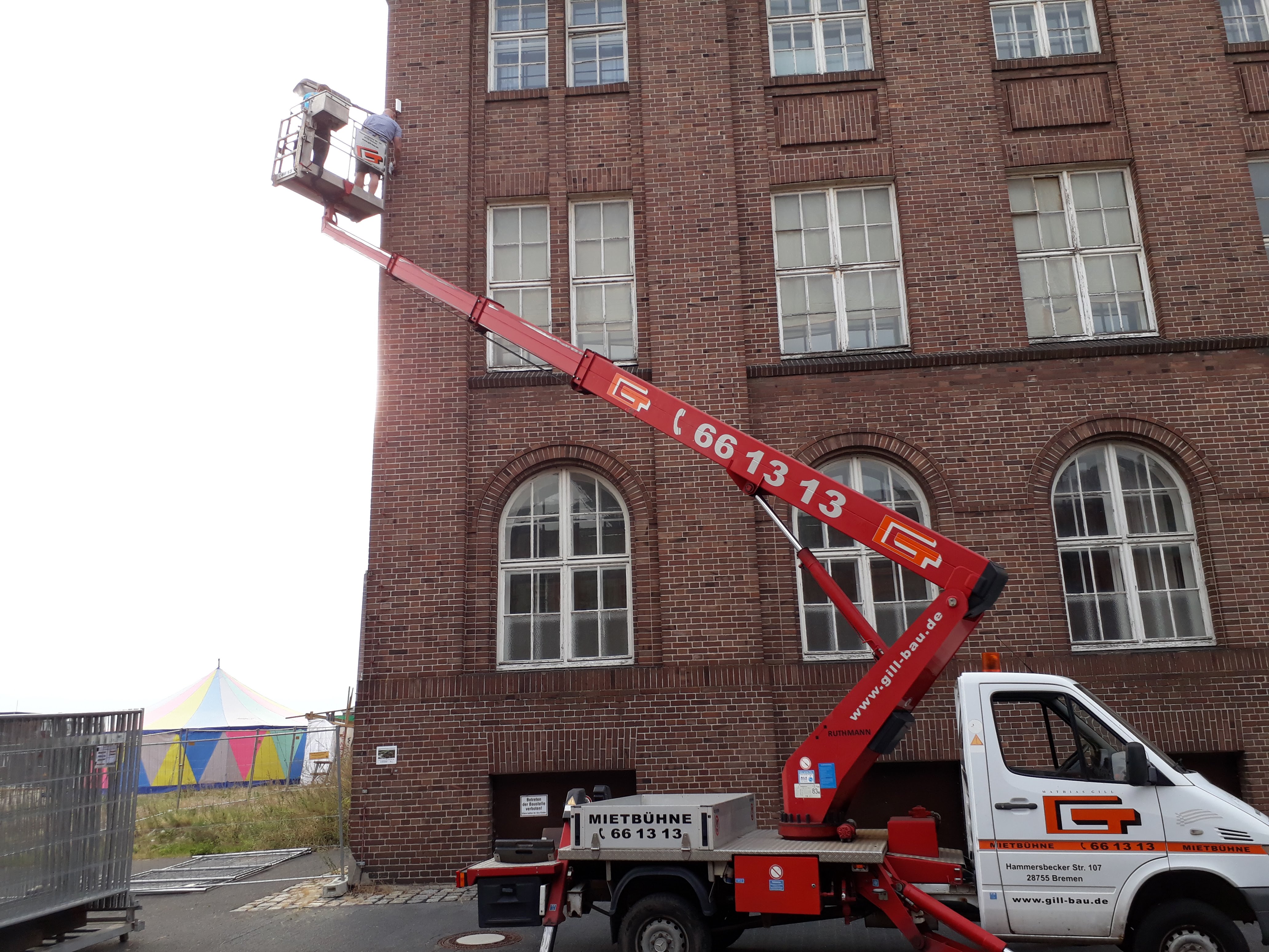 Montage mit einer Hebebühne