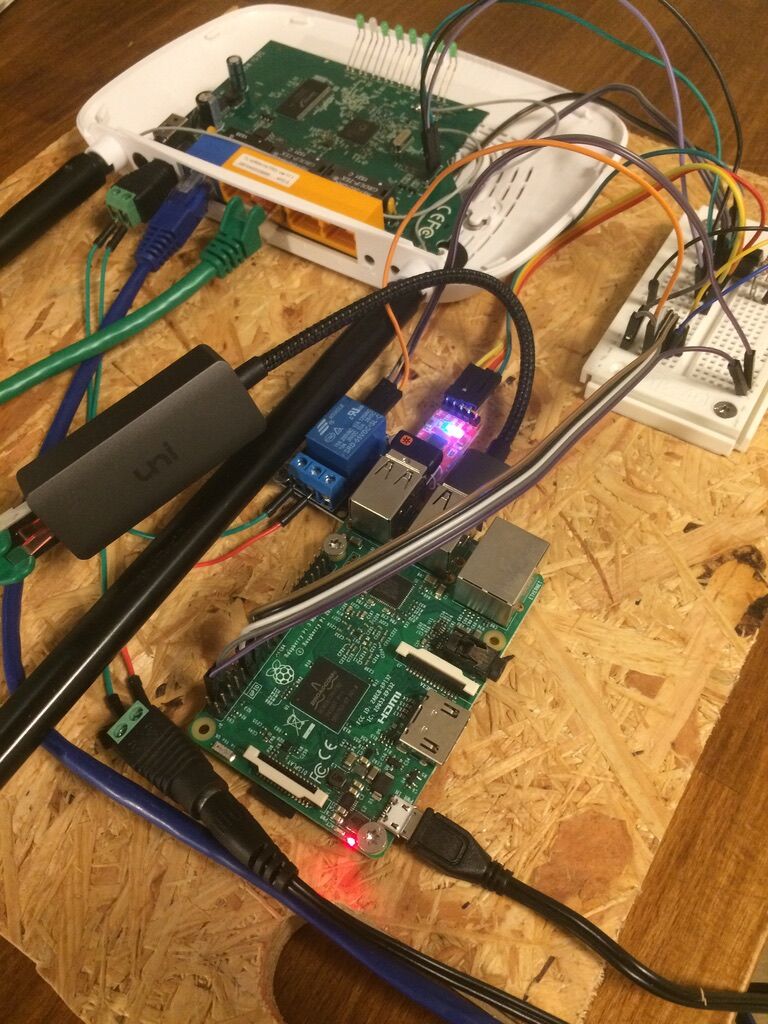 Unser Test-Brett, mit Freifunk-Router, Raspi, Relais, Serial-Adapter, Ethernet-Adapter und Breadboard